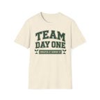 Team Day One T-Shirt – Vintage-Grün Varsity Lettering, Treue & Teamgeist