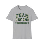 Team Day One T-Shirt – Vintage-Grün Varsity Lettering, Treue & Teamgeist